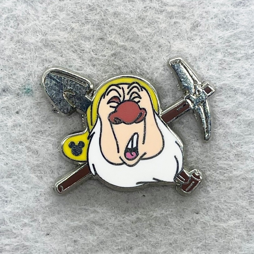 🔮 5/$25 Disney Snow White And The Seven Dwarfs Sneezy Pin